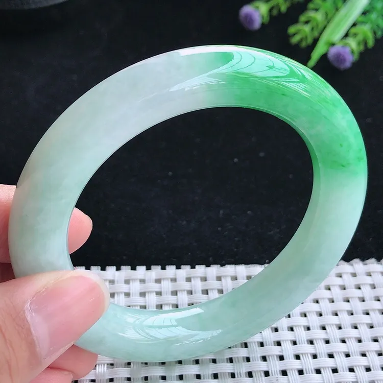 自然光56圈口老坑精美温润飘阳绿圆条手镯翡翠玉镯尺寸56.12/11.4