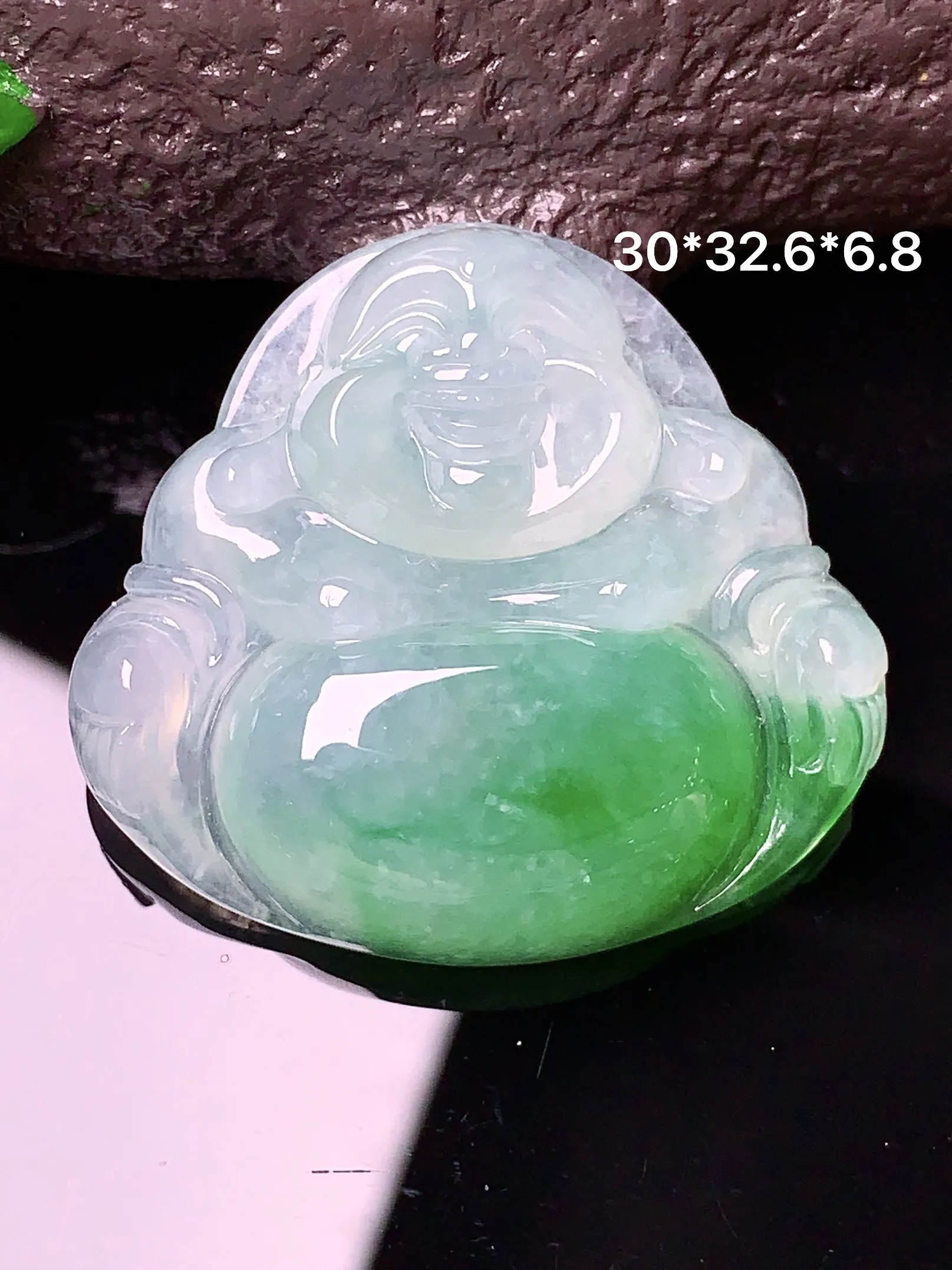冰种飘绿佛公吊坠 玉质细腻 色泽清新艳丽 整体尺寸30*32.6*6.8