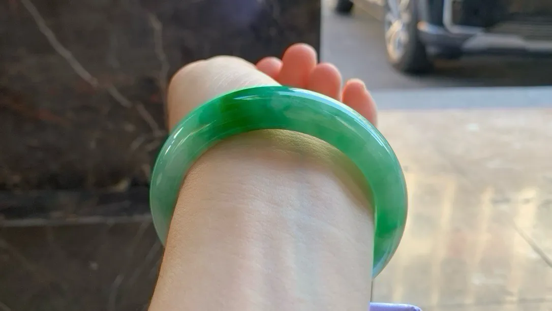 尺寸56/13.2/9.2，辣绿手镯
冰透水润细腻