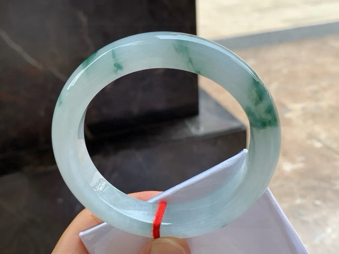 尺寸59.8/13.6/10.3，飘花大圈口手镯
水润细腻 清新甜美
