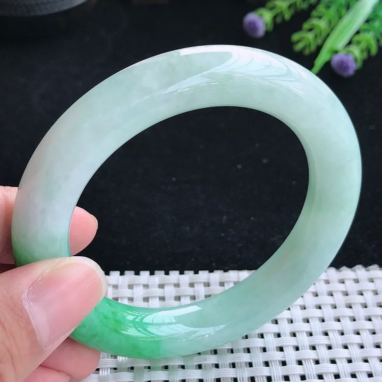 自然光56圈口老坑精美温润飘阳绿圆条手镯翡翠玉镯尺寸56.12/11.4
