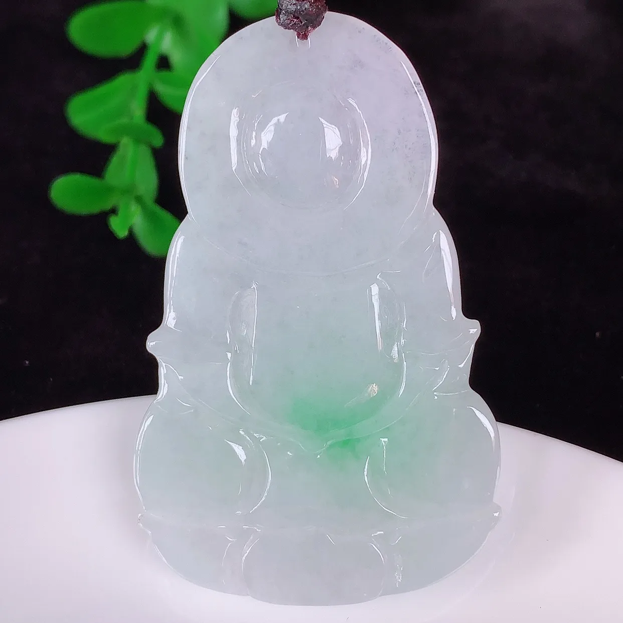 自然光实拍，冰润冰糯种飘阳绿翡翠观音吊坠，赐福翡翠观音，翠色迷人，观音面相端庄，佩戴时尚出众！#46.10