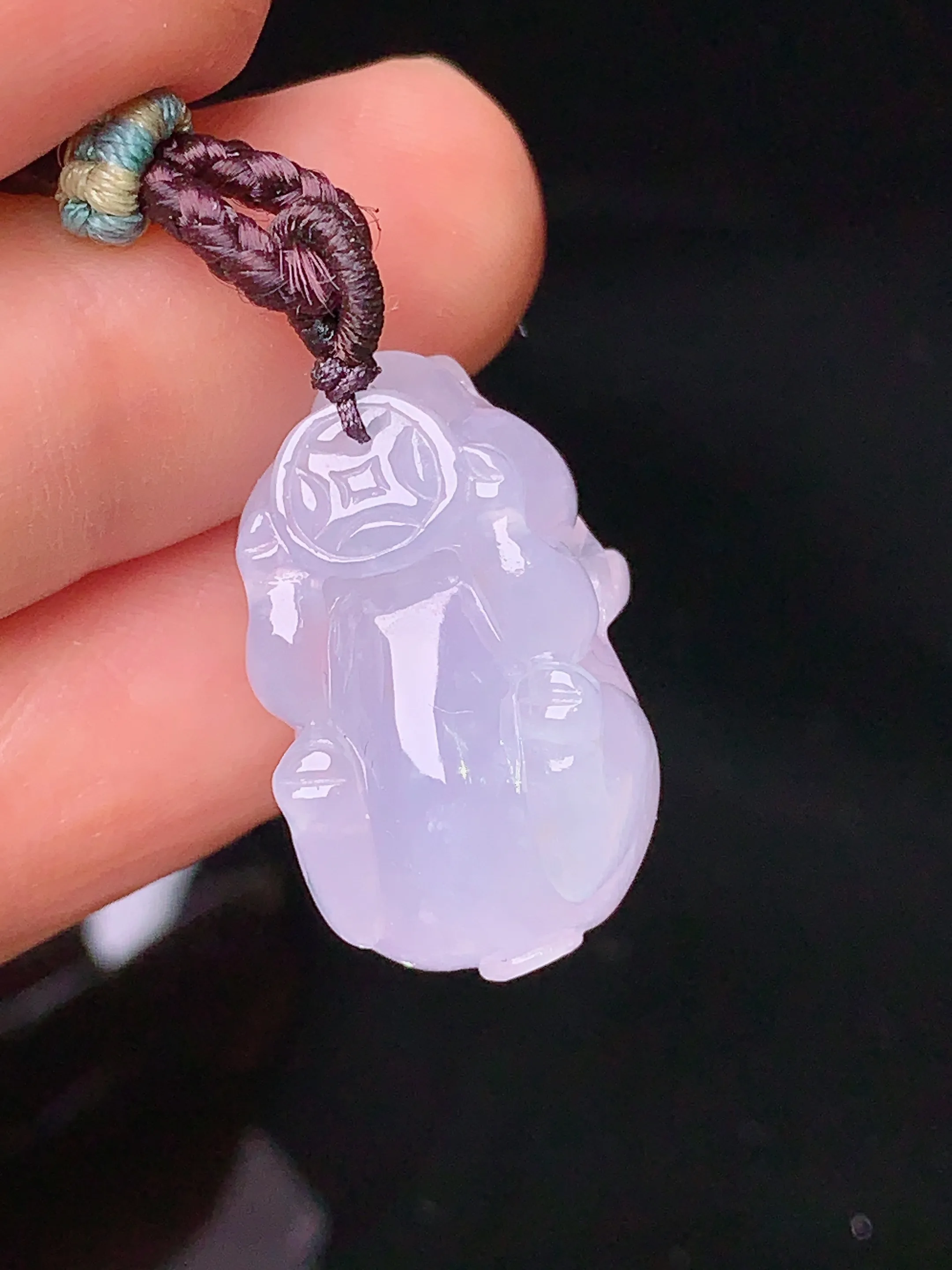 淡紫罗兰生肖猪吊坠 玉质细腻 色泽清新艳丽 整体尺寸21.9*13.2*12