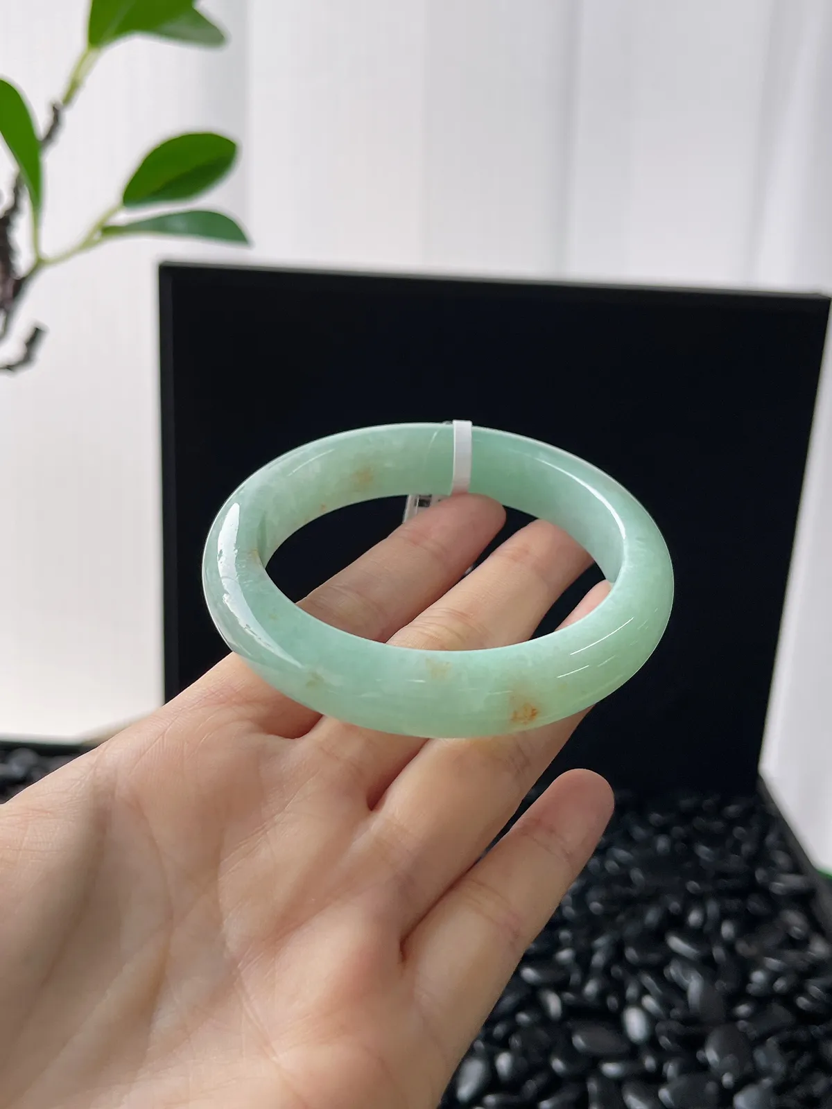 甜绿色洒金翡翠手镯