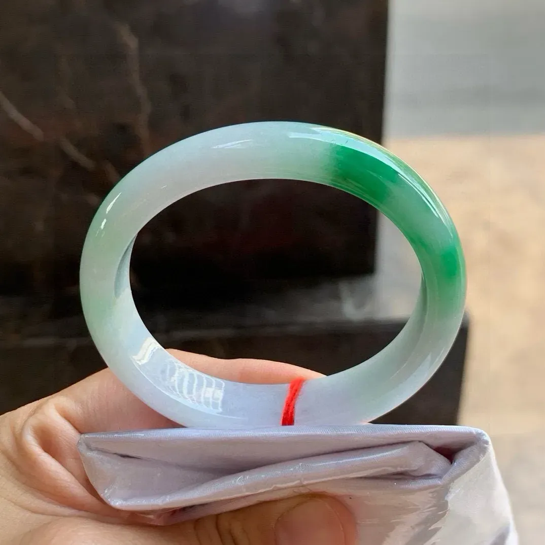 尺寸54/13.5/7.5，辣绿贵妃手镯
 水润细腻 清爽甜美