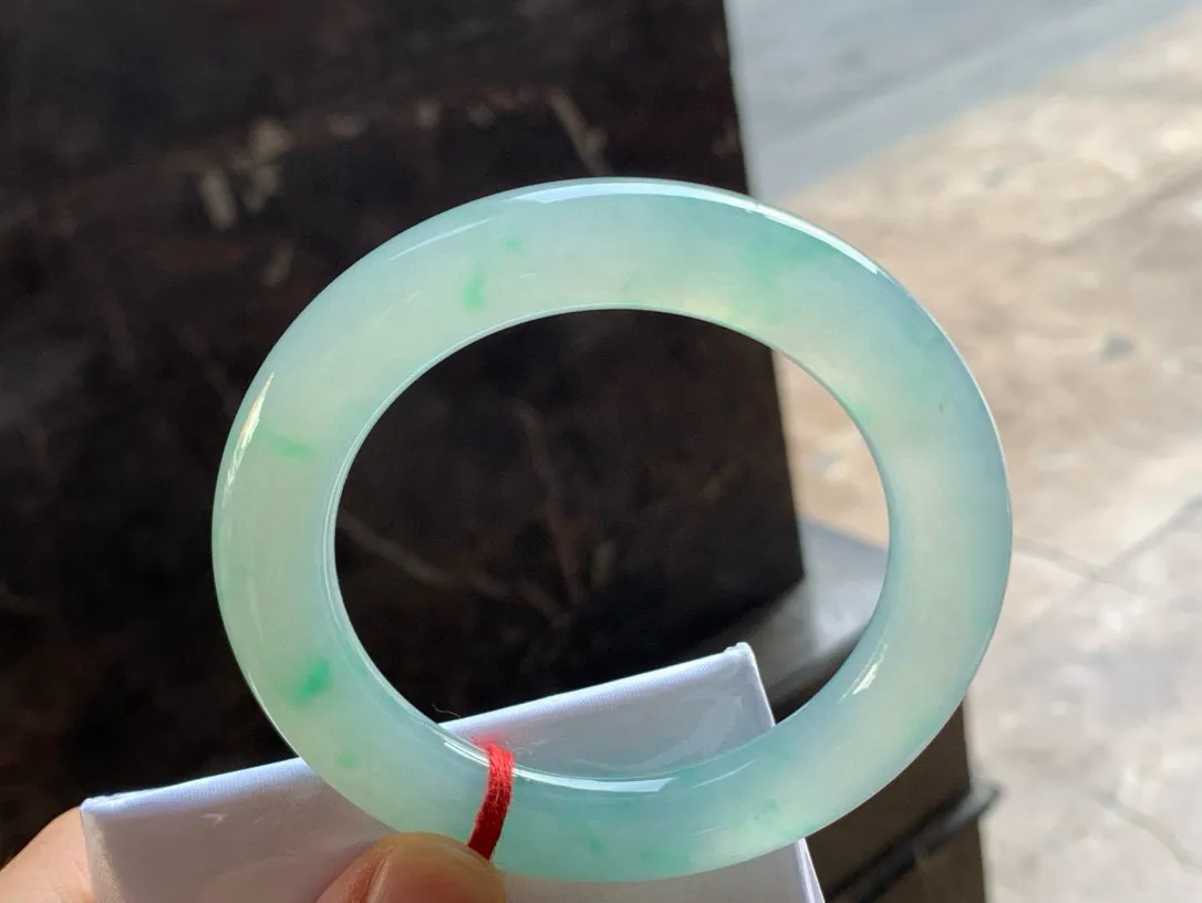 尺寸55.6/10.6/11.9，冰绿圆条手镯 
水润细腻 种老