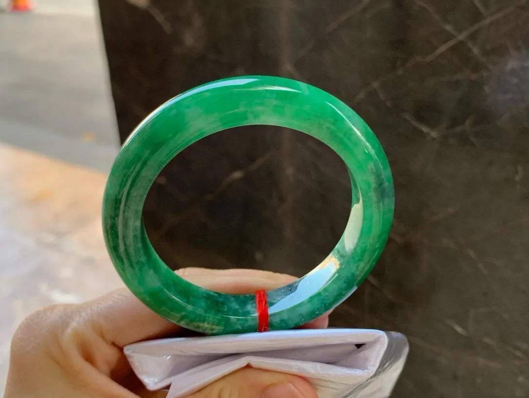 尺寸55.1/11.3/9.5，辣绿手镯
水润细腻 种老 气质