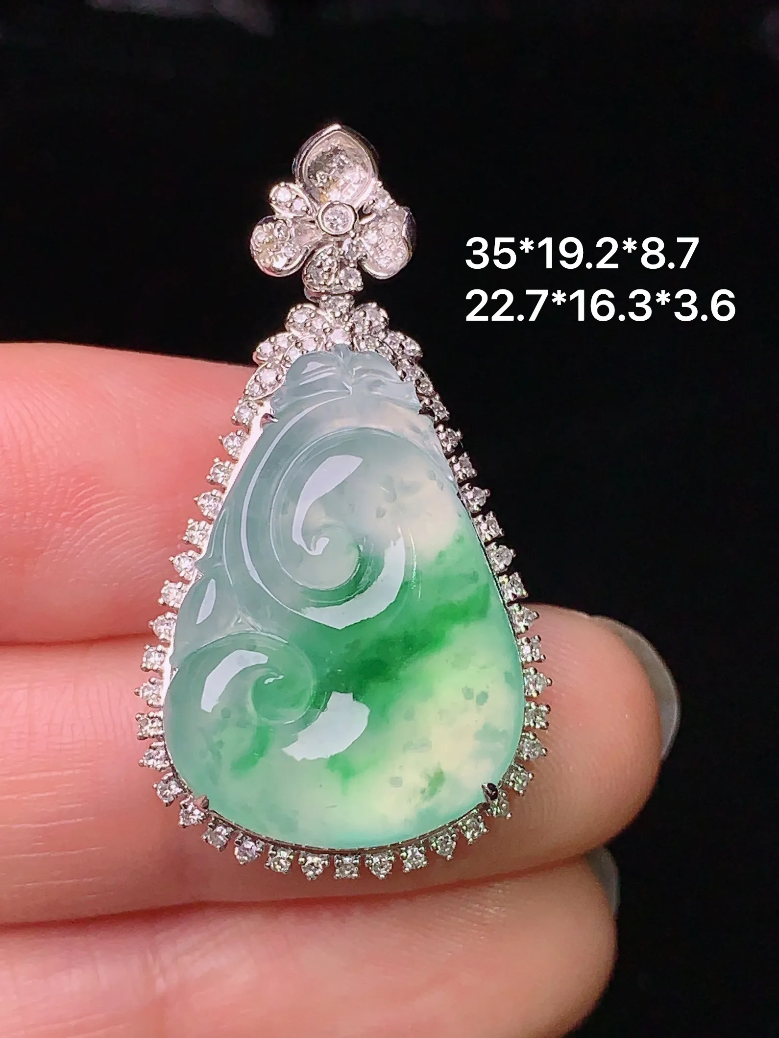 18k金钻镶嵌飘绿如意吊坠 玉质细腻 色泽清新艳丽 整体尺寸35*19.2*8.7