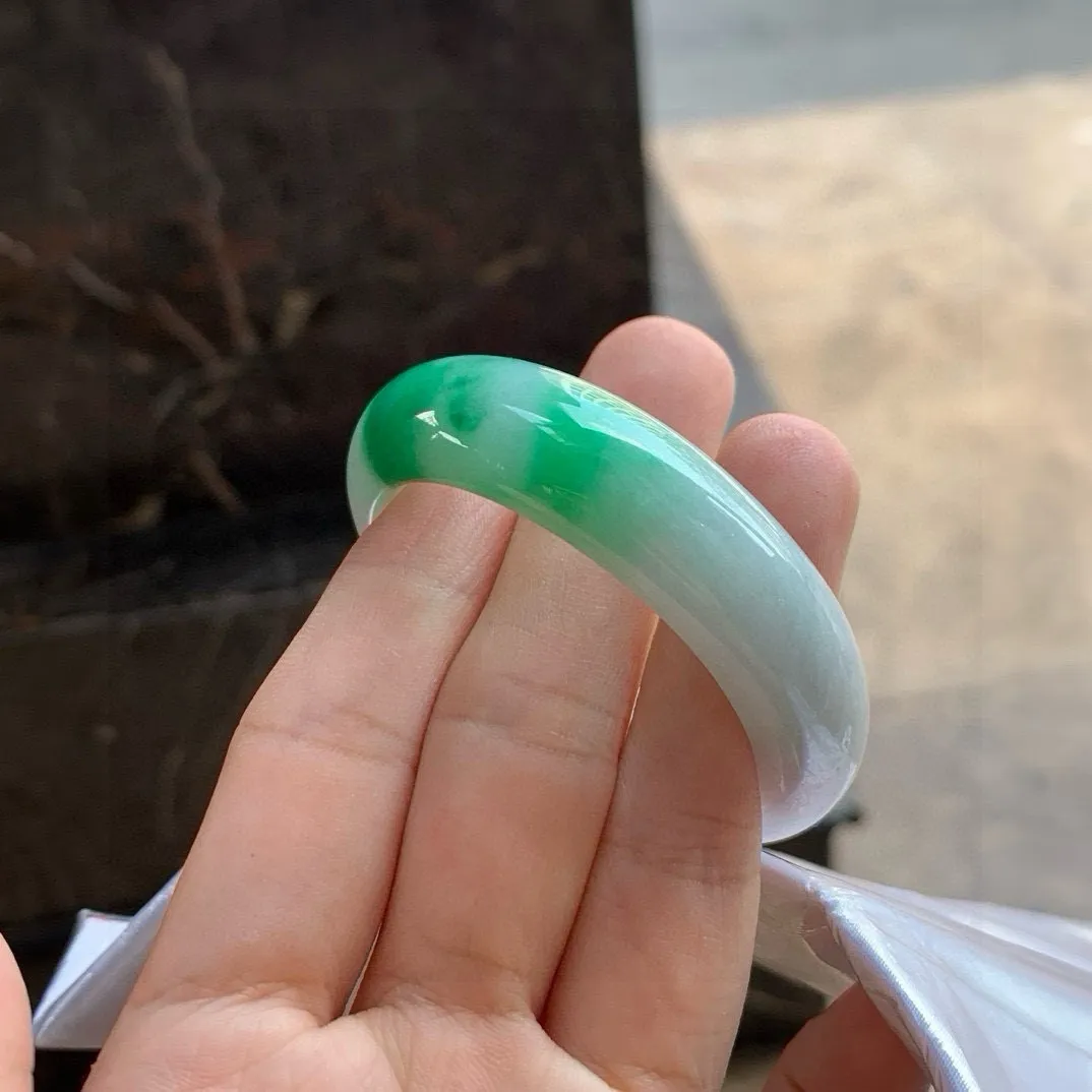 尺寸54/13.5/7.5，辣绿贵妃手镯
 水润细腻 清爽甜美
