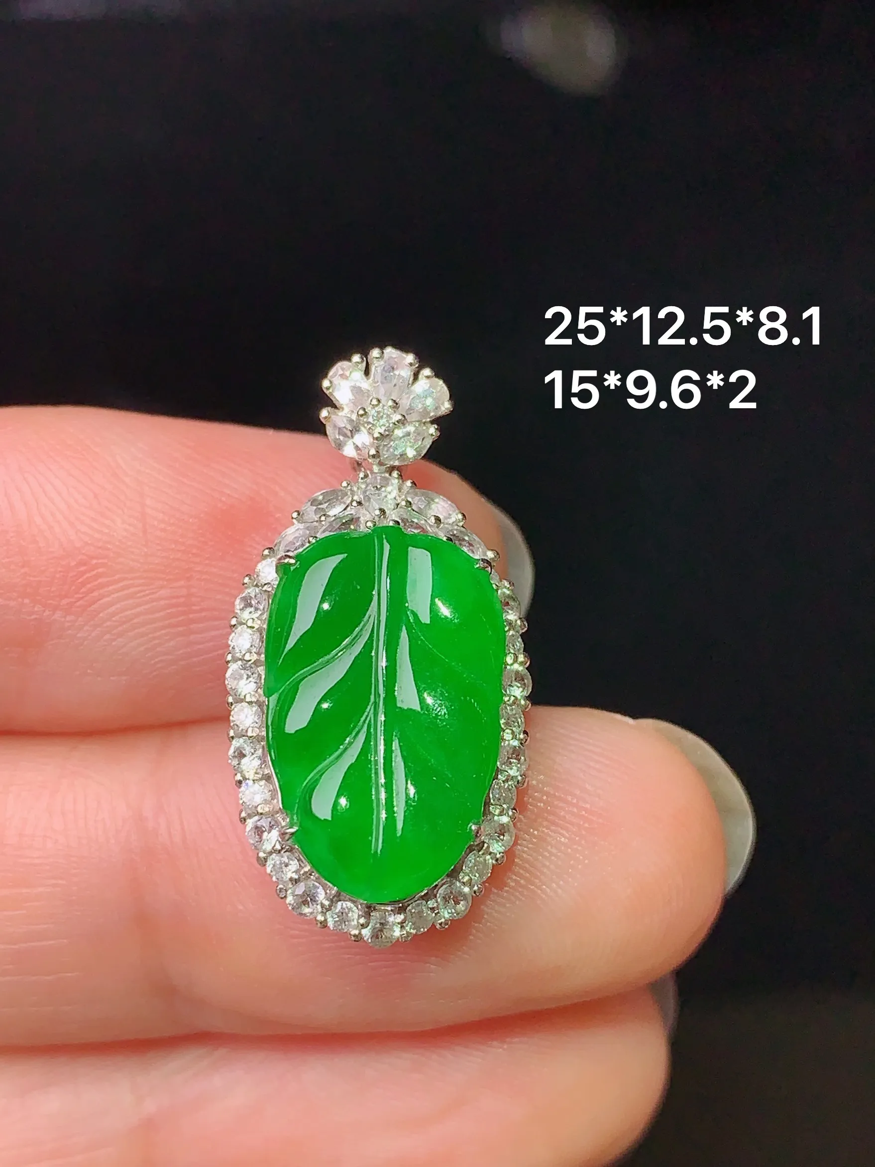 18k金钻镶嵌满绿树叶吊坠 玉质细腻 色泽清新艳丽 整体尺寸25*12.5*8.1