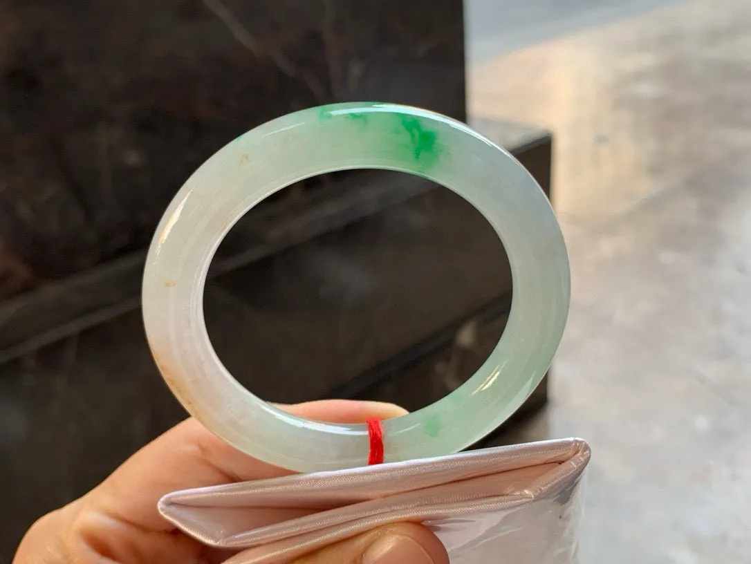 尺寸52.1/9.5， 黄加绿圆条手镯
水润细腻