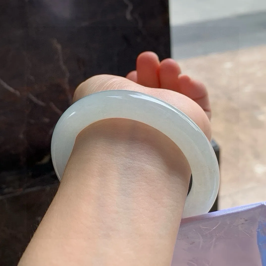 尺寸56.6/11.5，冰种圆条手镯 
 水润细腻 老种老色