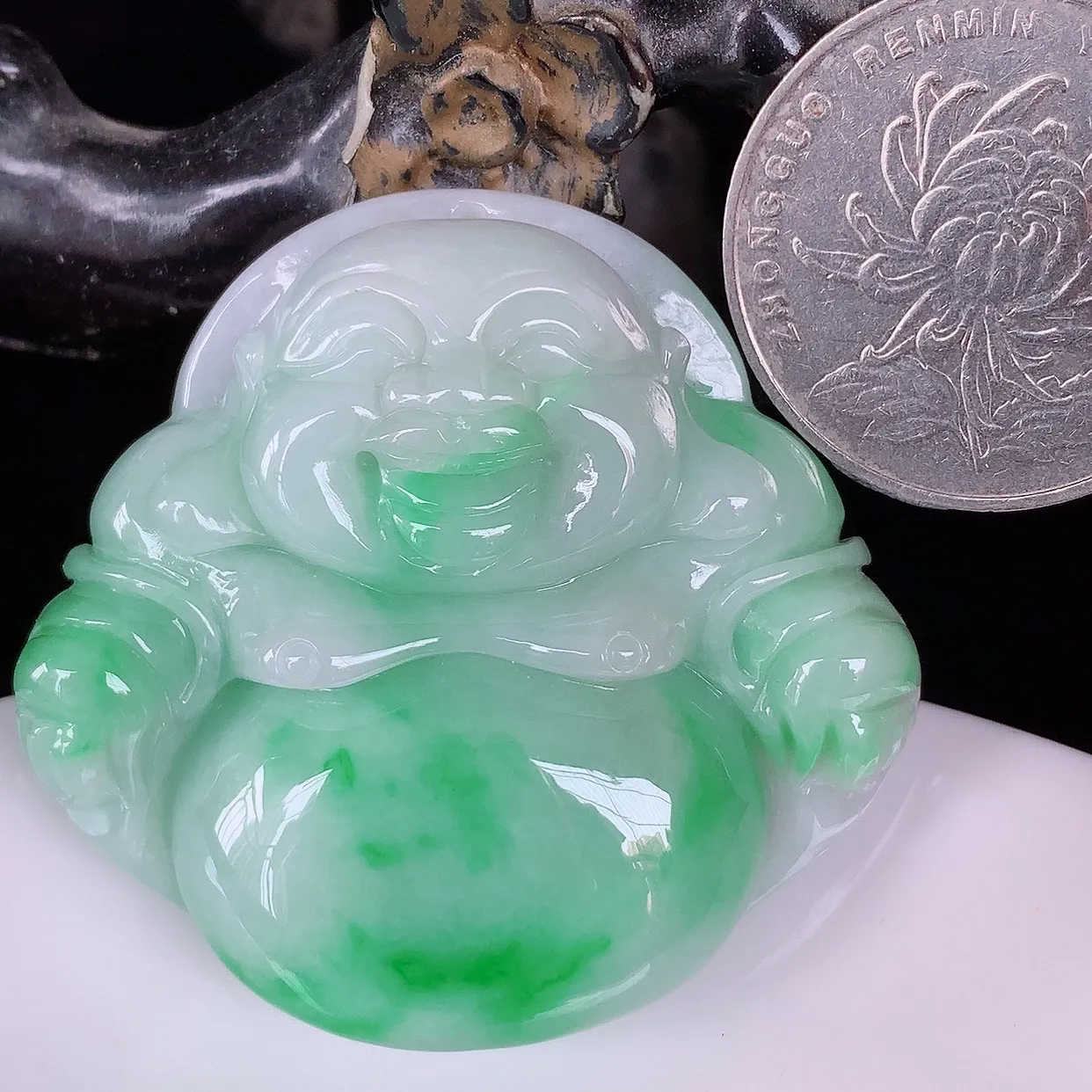 自然光实拍，大件厚装冰润冰糯种飘阳绿翡翠佛公吊坠，饱满， 佛公亦保平安，寓意有福（佛公）相伴，配戴优雅迷人！#46.10