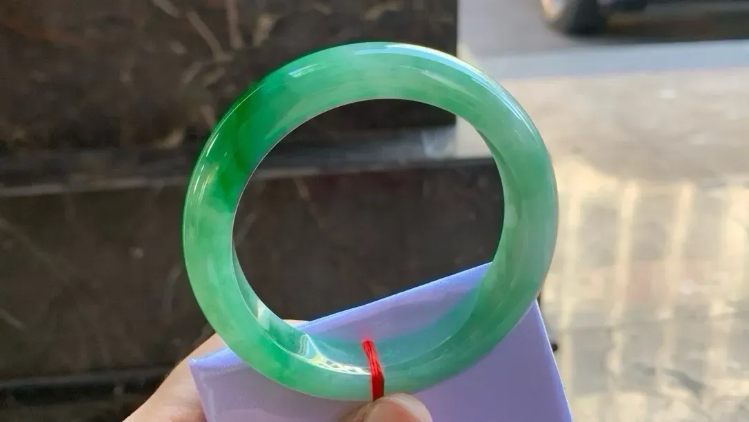 尺寸56/13.2/9.2，辣绿手镯
冰透水润细腻