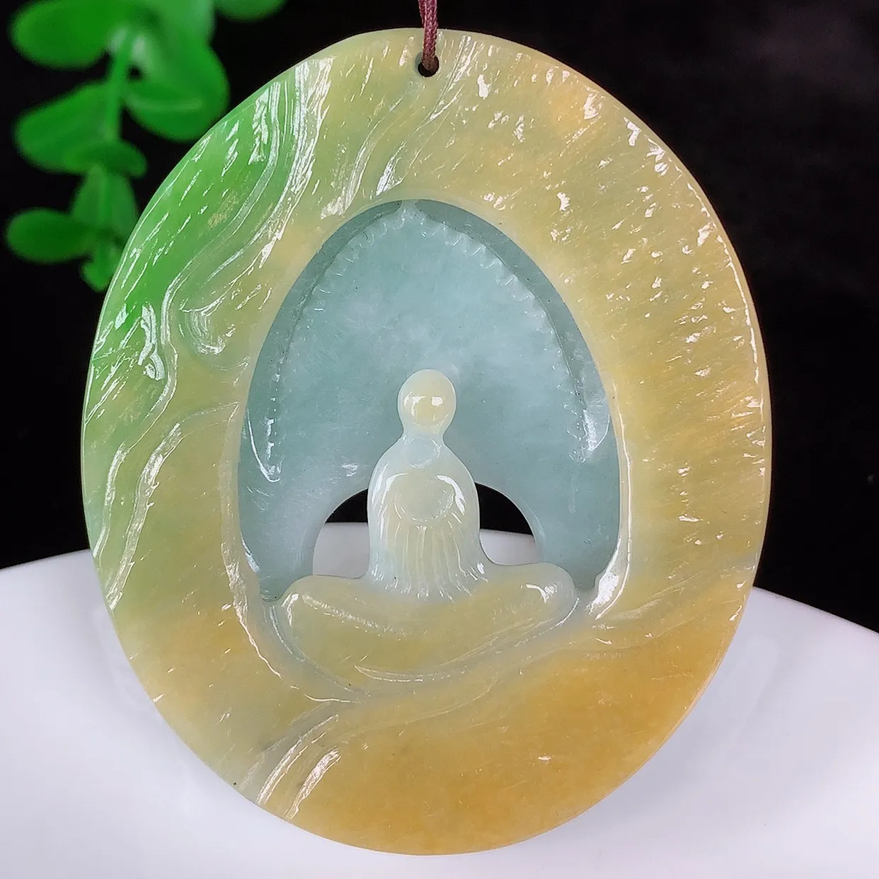 自然光实拍，冰润冰糯种双彩黄加绿翡翠悟道吊坠，翡翠悟道寓意“祥和，安宁，吉祥，幸福”，佩戴效果优雅迷