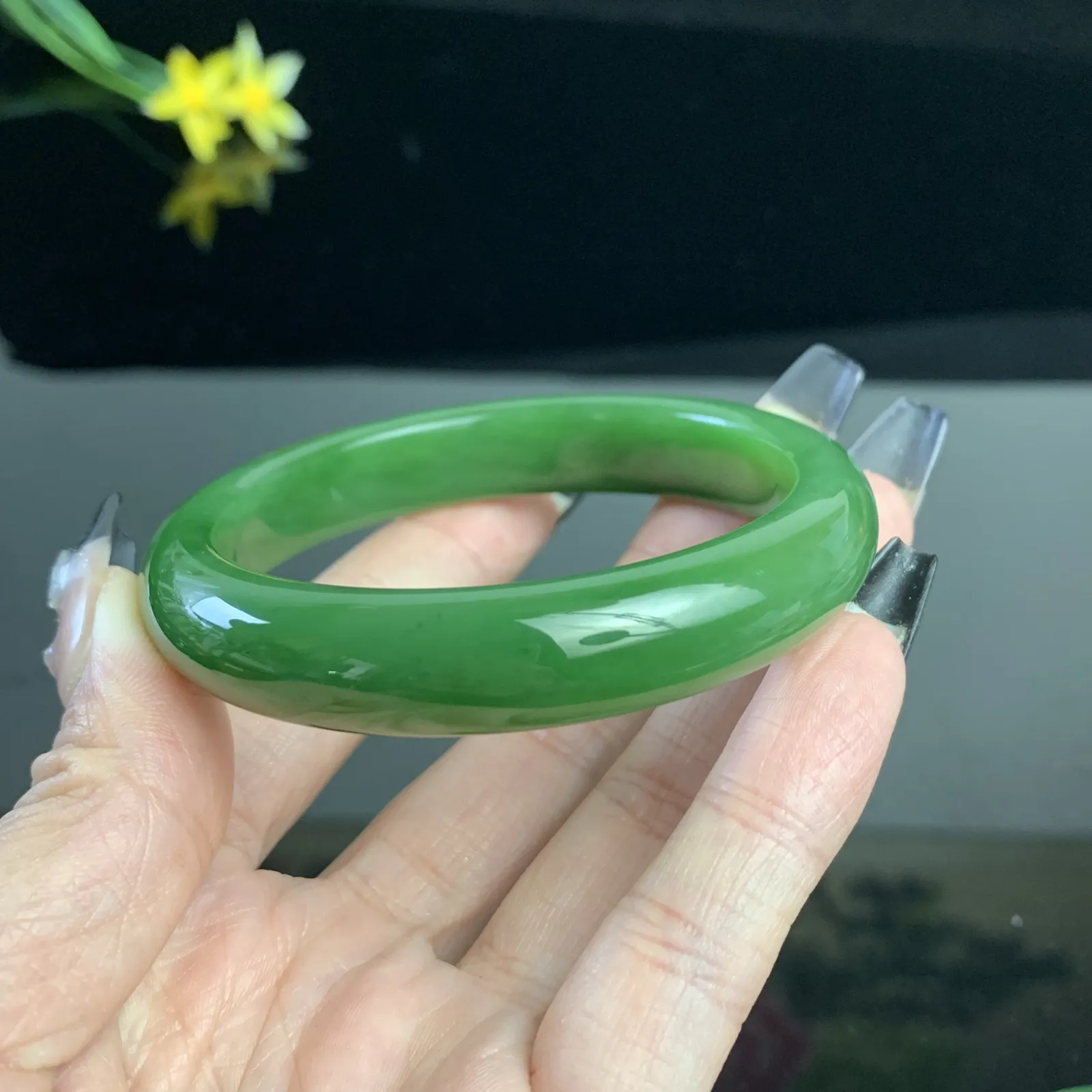 珍藏品，和田玉55圈口阳绿色碧玉手镯！圈口55宽12.玉质细腻油润 底色纯净 无裂无杂 脂粉好，品质高