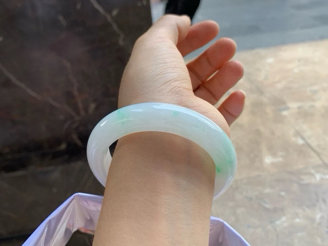 尺寸55.4/12.6/9.7，冰种带色手镯
冰透水润细腻 清新甜美 气质