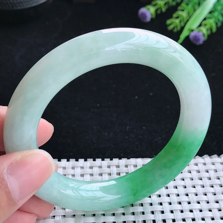 自然光56圈口老坑精美温润飘阳绿圆条手镯翡翠玉镯尺寸56.12/11.4