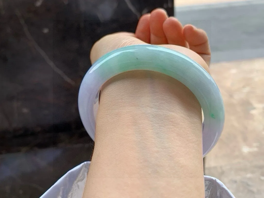 尺寸61/12.1/10.6，春彩手镯
水润细腻