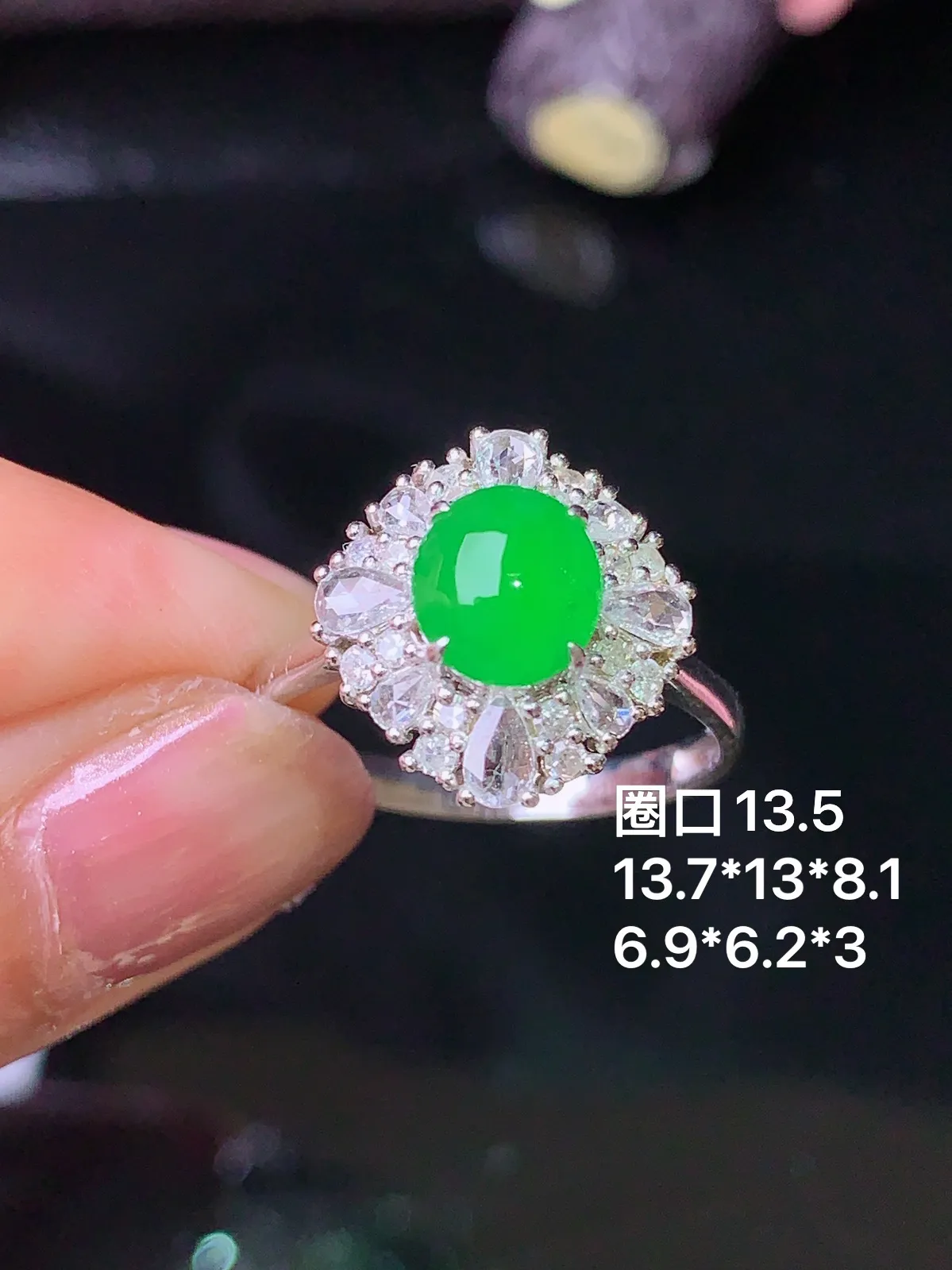18k金钻镶嵌满绿蛋面 玉质细腻 色泽清新艳丽 圈口13.5 整体尺寸13.7*13*8.1