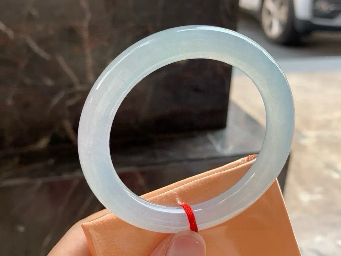 尺寸53.8/8.6/9.4，冰种圆条手镯
冰透水润细腻 种老
