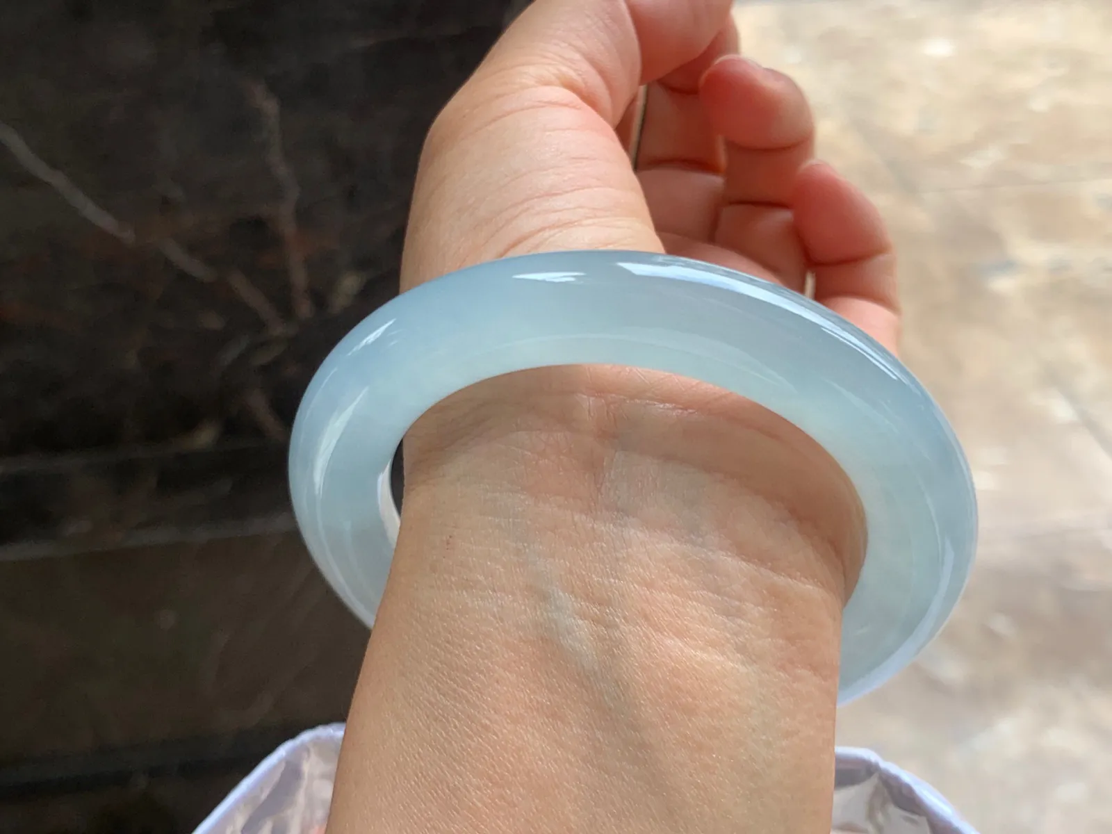 58.5-12mm
冰种淡晴底圆条手镯 水润冰透 葡萄肉质地 条形优秀