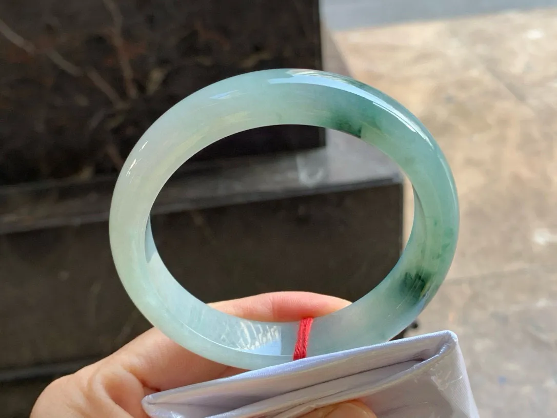 尺寸60.9/13.7/8.5，飘花手镯
冰透水润细腻 种老 有韵味