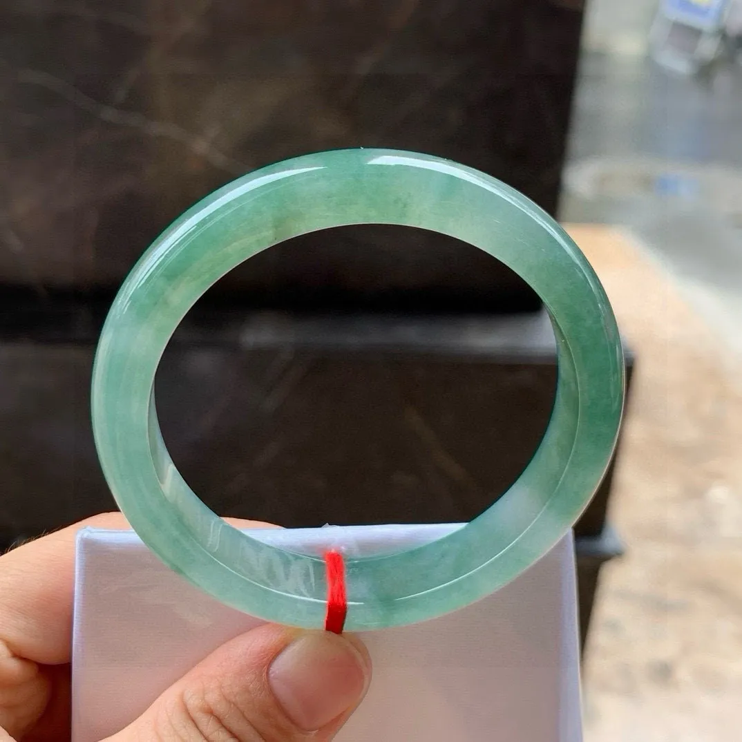 尺寸57.3/11.8/7.4，冰飘花手镯
水润冰透细腻，
