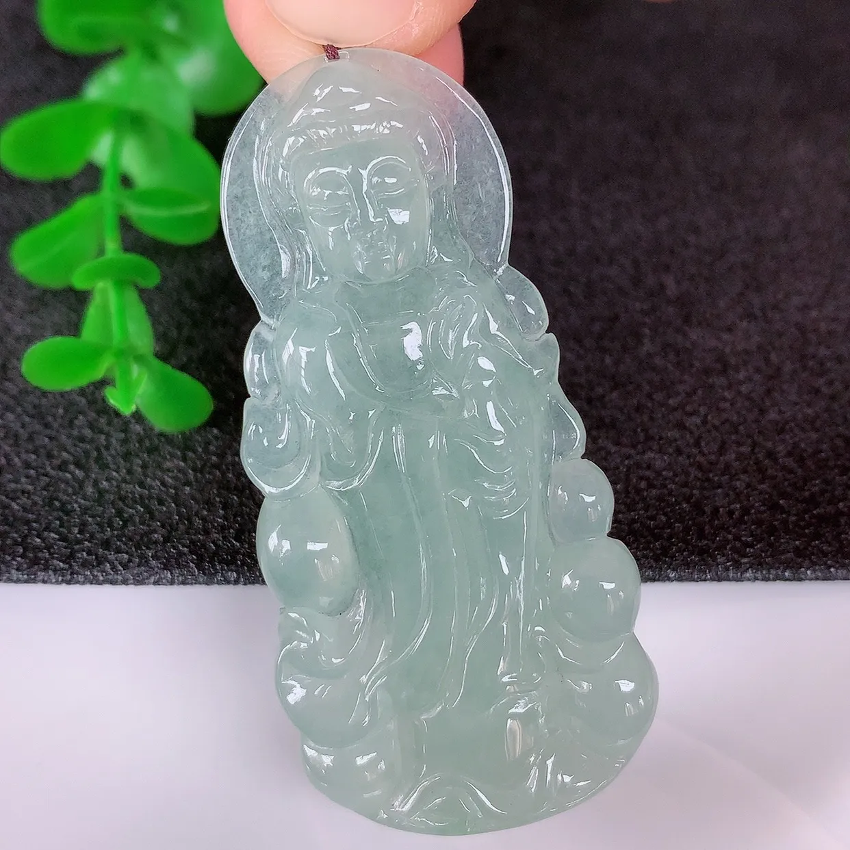 自然光实拍，冰种翡翠正装观音吊坠，赐福翡翠观音，翠色迷人，观音面相端庄，佩戴时尚出众！#57.10
