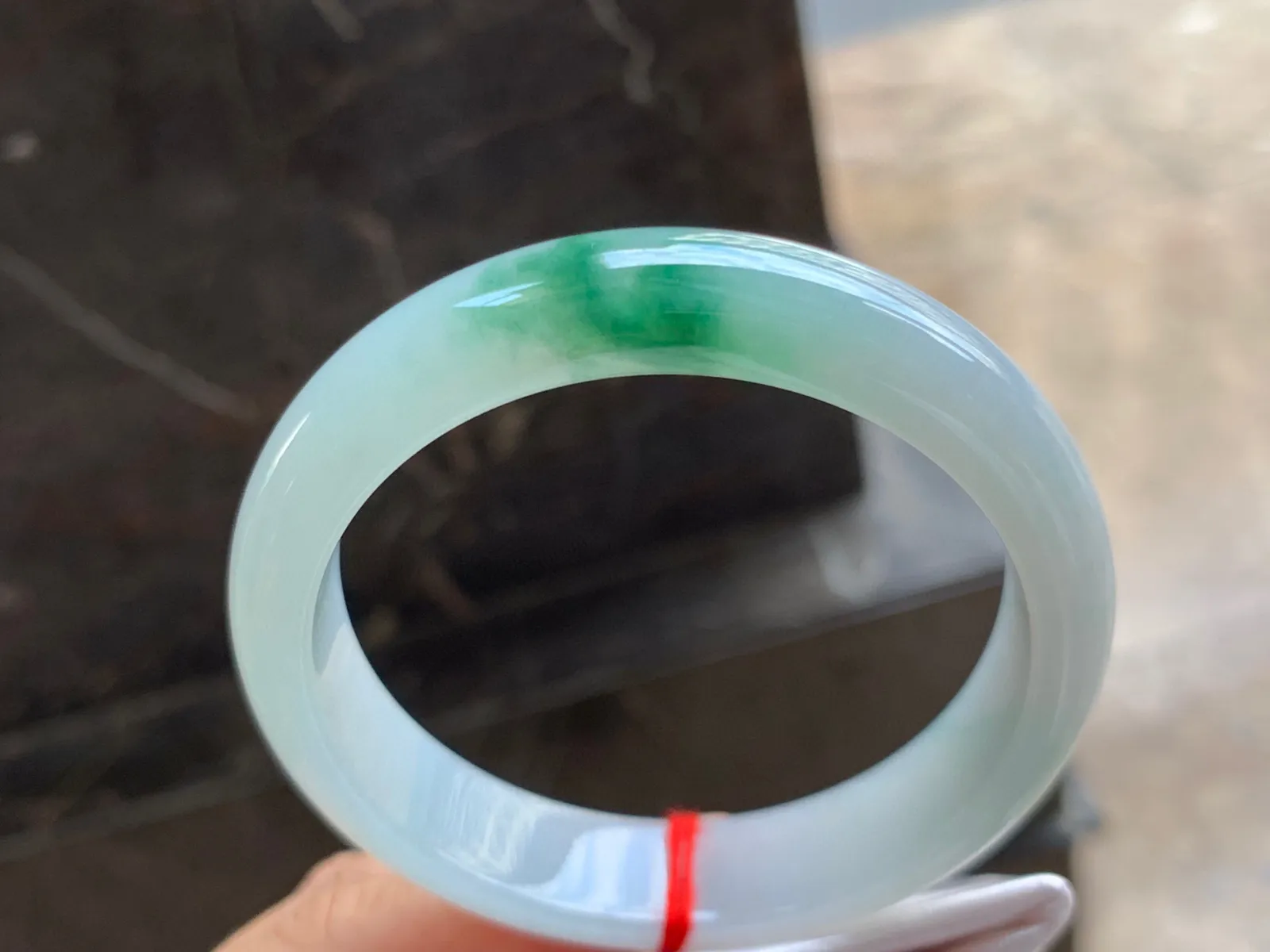 58-13.5-8mm
飘花手镯 底子细腻干净 水润绿花