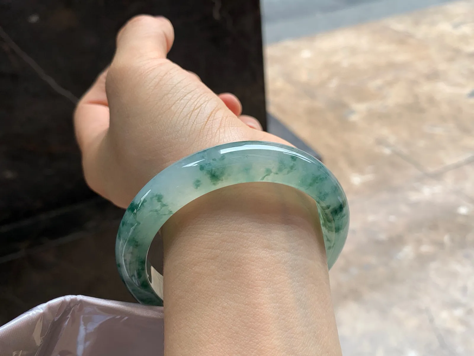 尺寸57.3/12.7/8.6，冰飘花手镯
水润细腻 清新甜美