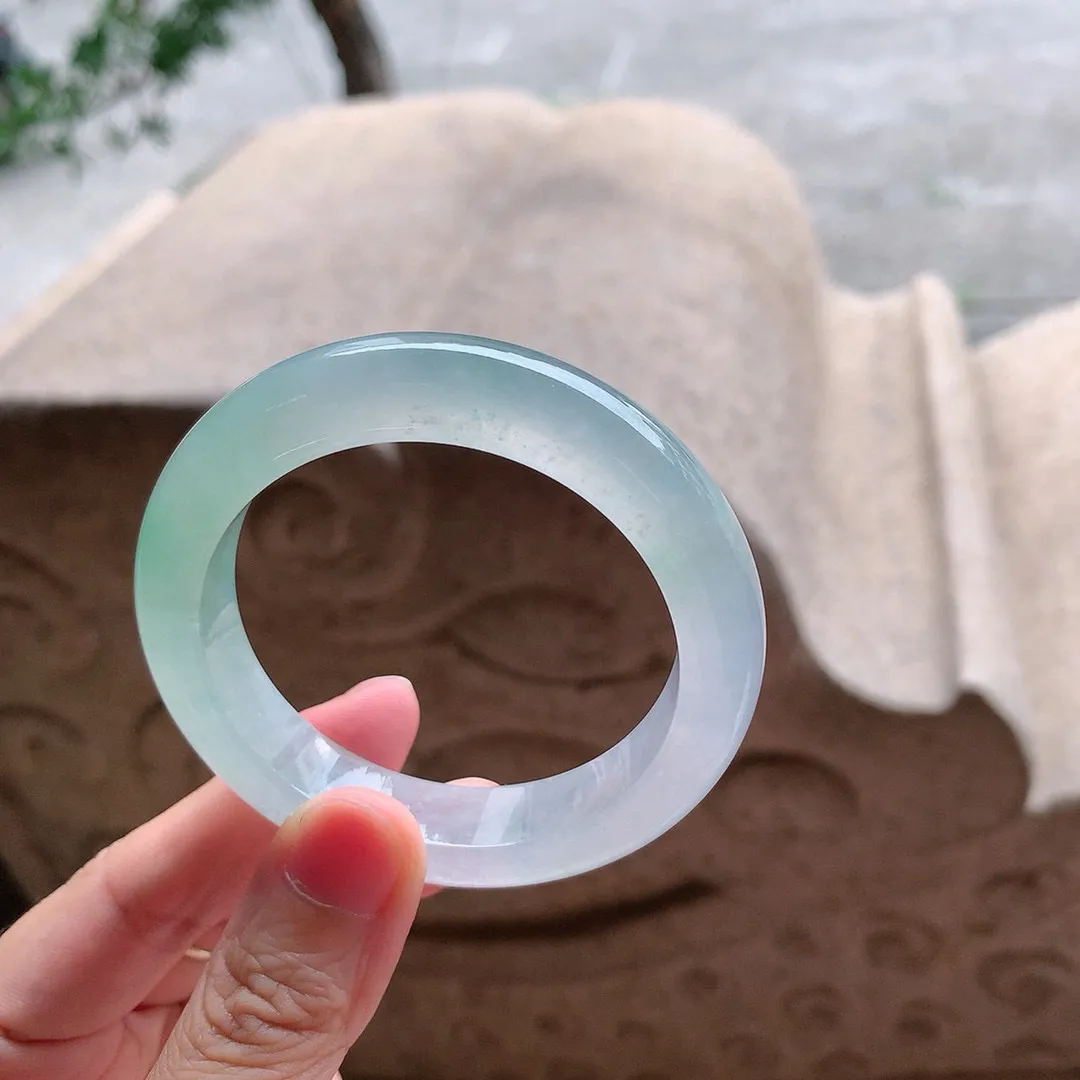正圈冰玻阳绿 无瑕 尺寸:52.1/12.2/9.1 种色俱佳️️