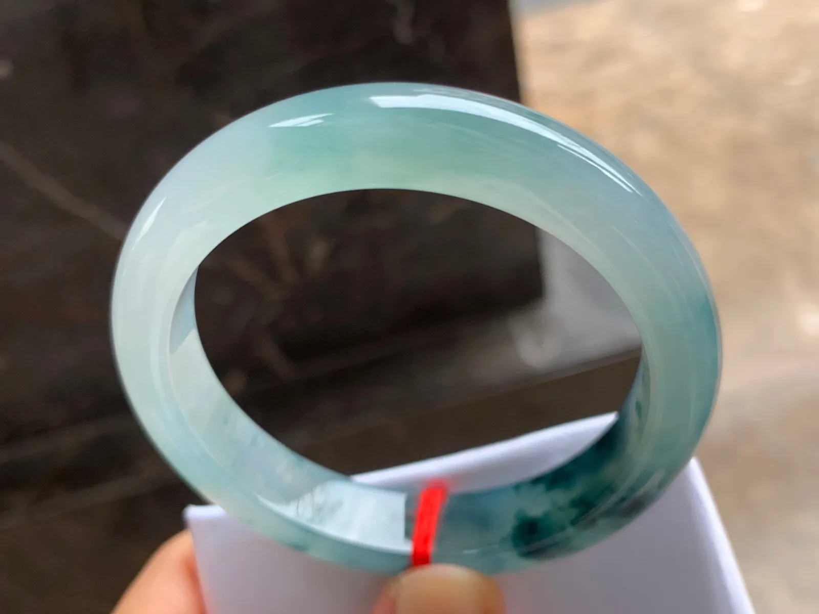56.5-12.5-8.5mm
冰种飘花手镯 水润冰透 花色漂亮
气质