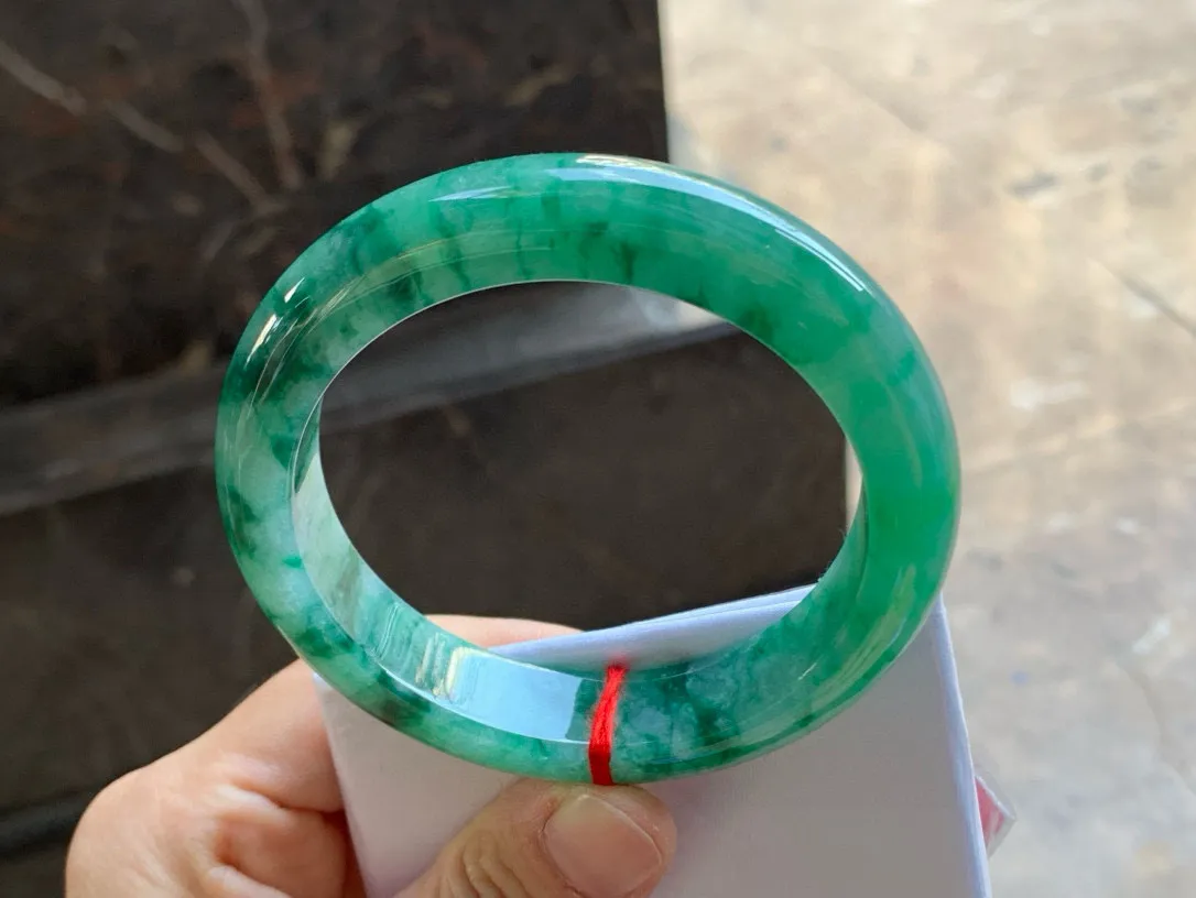 尺寸59/13.3/9.5，飘花手镯
水润细腻 种老 气质