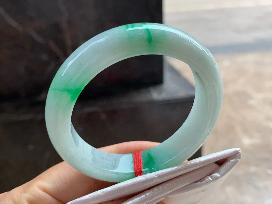 尺寸51.6/12.7/8.4，带色手镯
冰透水润细腻气质