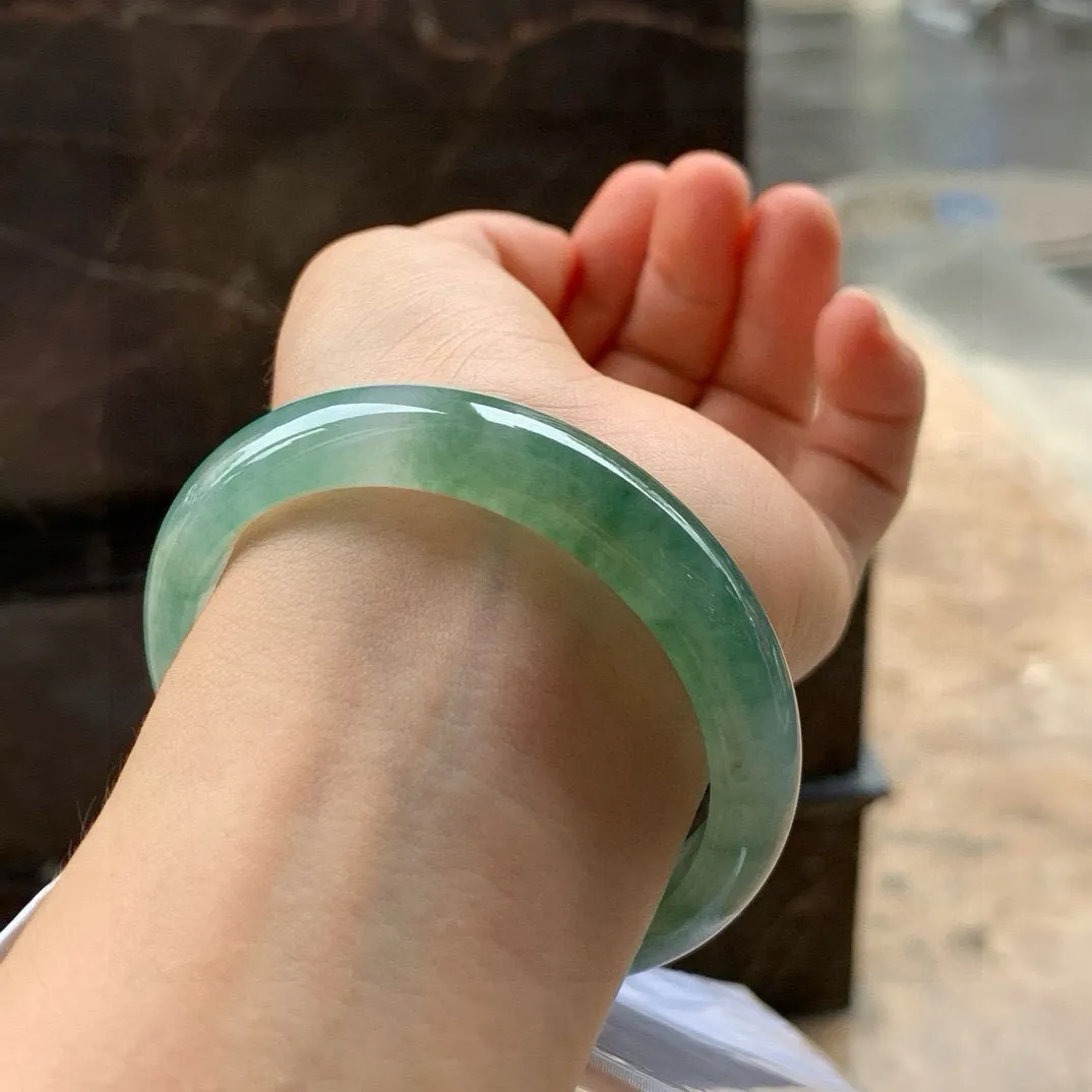 尺寸57.3/11.8/7.4，冰飘花手镯
水润冰透细腻，