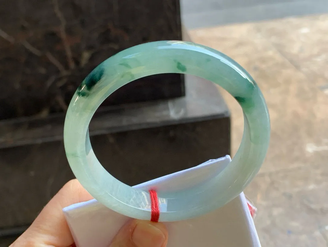 尺寸60.9/13.7/8.5，飘花手镯
冰透水润细腻 种老 有韵味