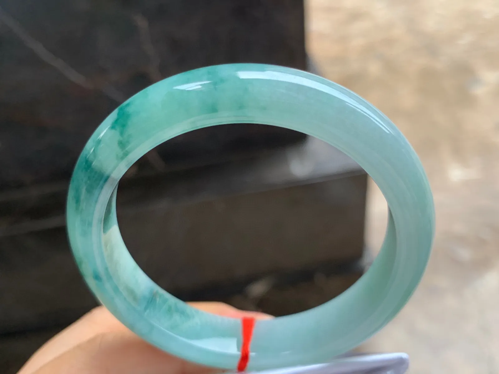57-12.5-8.5mm
飘花手镯  底子细腻  花色漂亮 半山半水