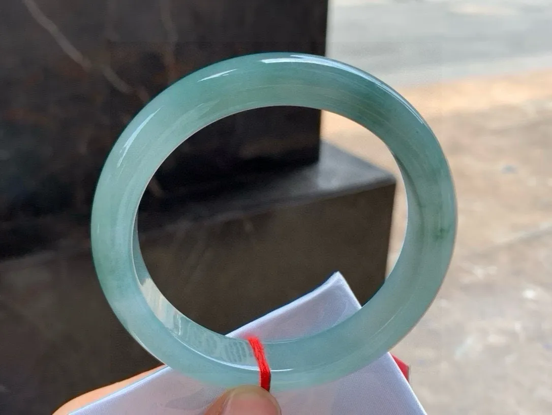 尺寸59.6/12.4/8.8，油青手镯
冰透水润细腻  气质