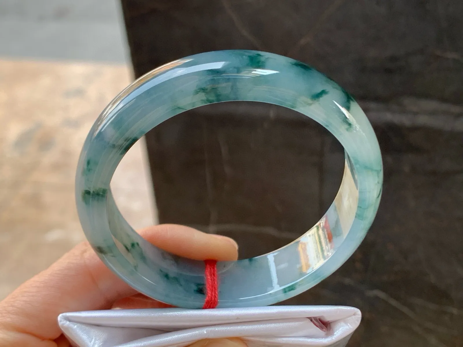 尺寸58.6/15.6/7.3，冰种飘花手镯
水润细腻 上手漂亮 气质大气