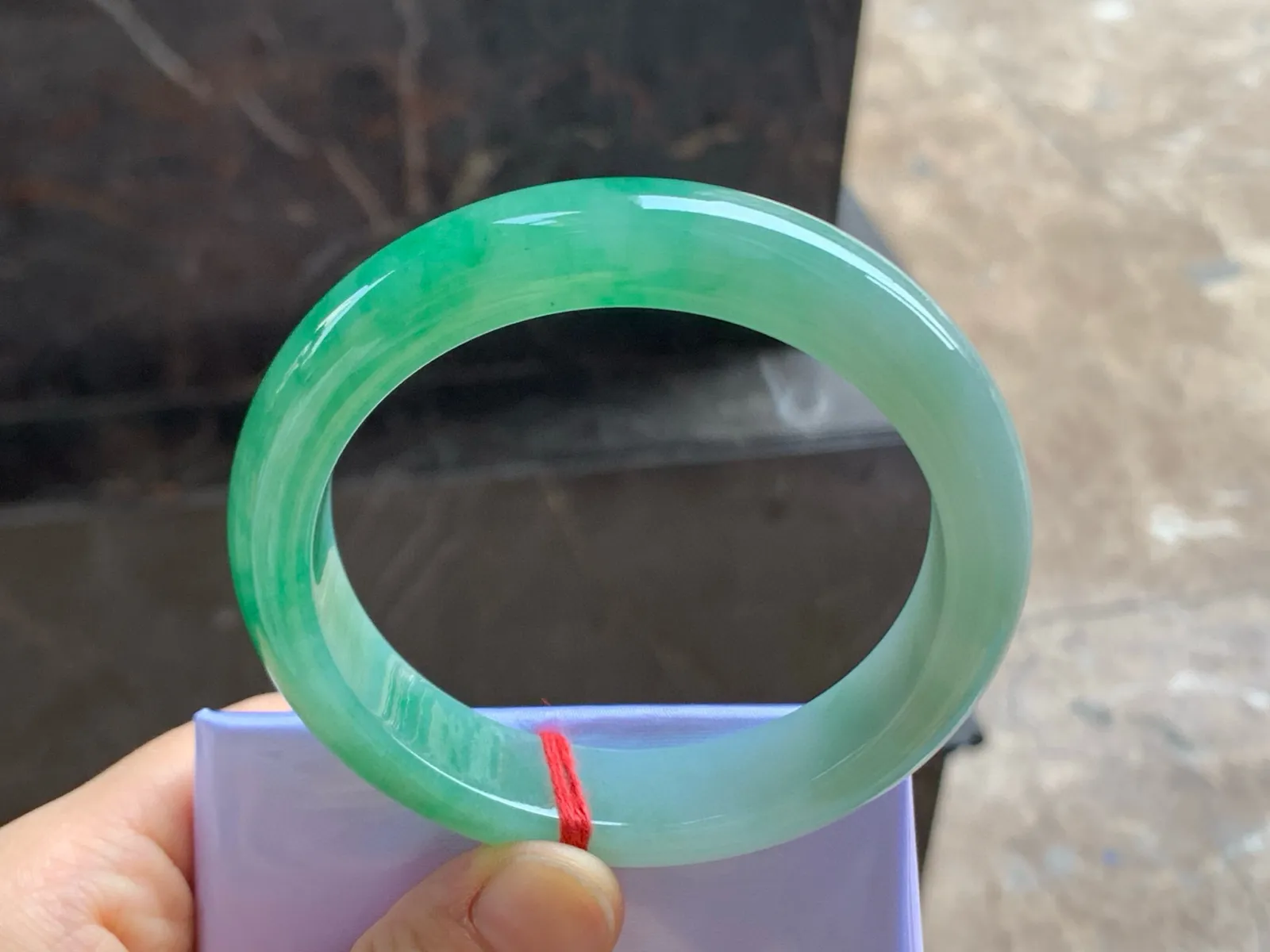 尺寸58.9/13.1/8.7，辣绿手镯
水润细腻 种老