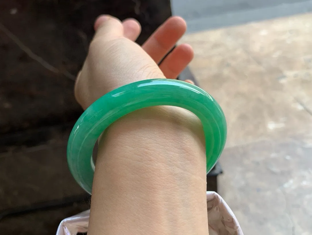 尺寸54.5/11.3/11，满色圆条手镯
水润细腻 色好 气质