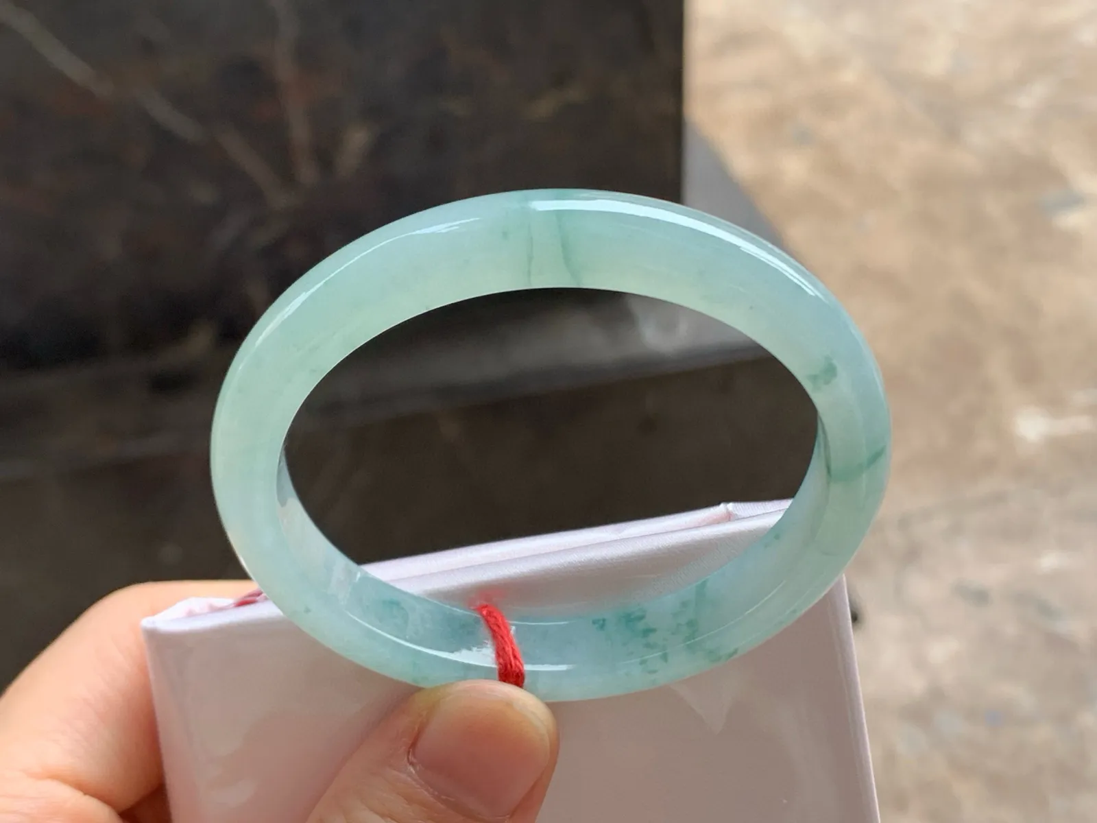 尺寸54.1/9.6/6.7，飘花贵妃手镯
水润细腻