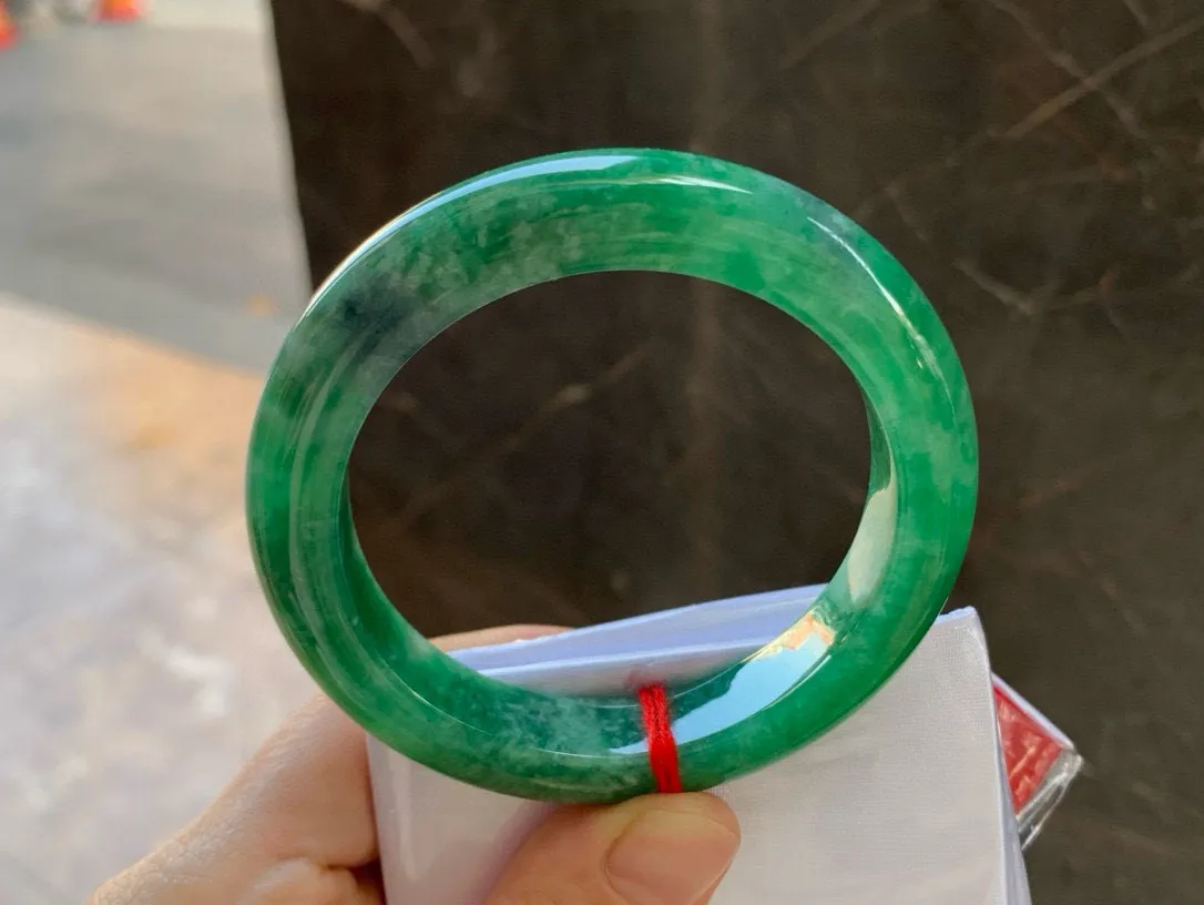 尺寸55.1/11.3/9.5，辣绿手镯
水润细腻 种老 气质