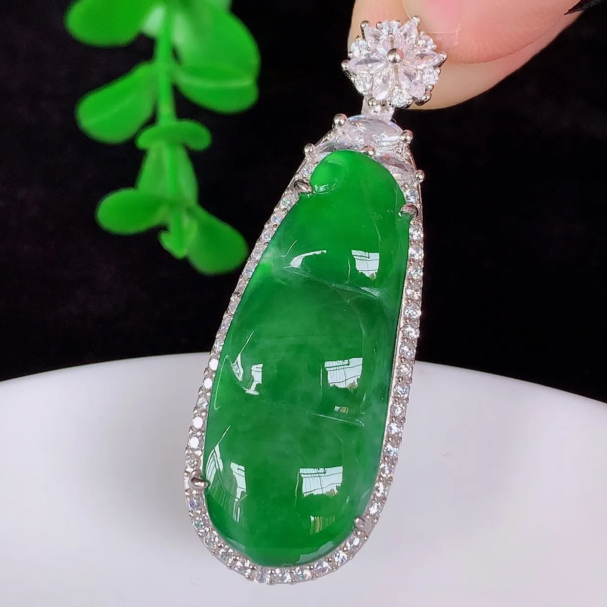 自然光实拍，冰透满绿翡翠925银镶嵌四季豆吊坠，自然光实拍，翠色灵动，颜色漂亮，种老水足，品相佳，佩戴佳品！#97.10整体43*15*8.6裸石30*12.5