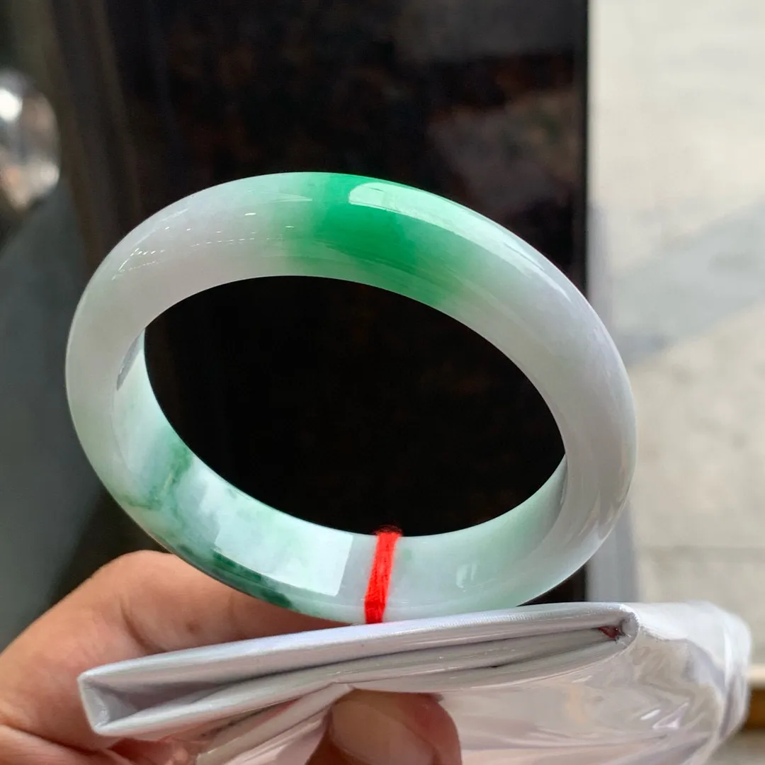 正圈冰糯阳绿飘花 无瑕 尺寸:54.4/12.2/7.4 色好