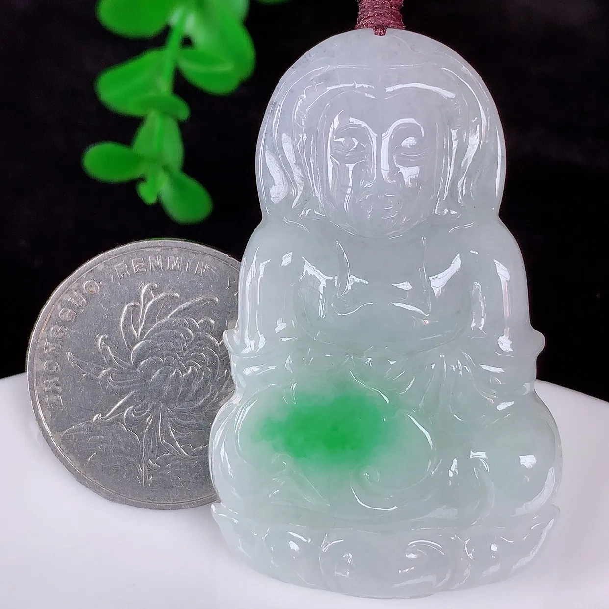 自然光实拍，冰润冰糯种飘阳绿翡翠观音吊坠，赐福翡翠观音，翠色迷人，观音面相端庄，佩戴时尚出众！#46.10