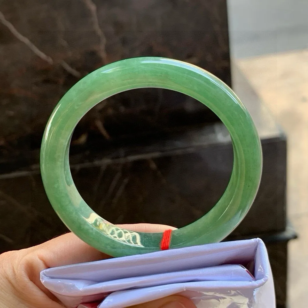 尺寸57.7/11.1/9，橄榄绿手镯
水润细腻 气质