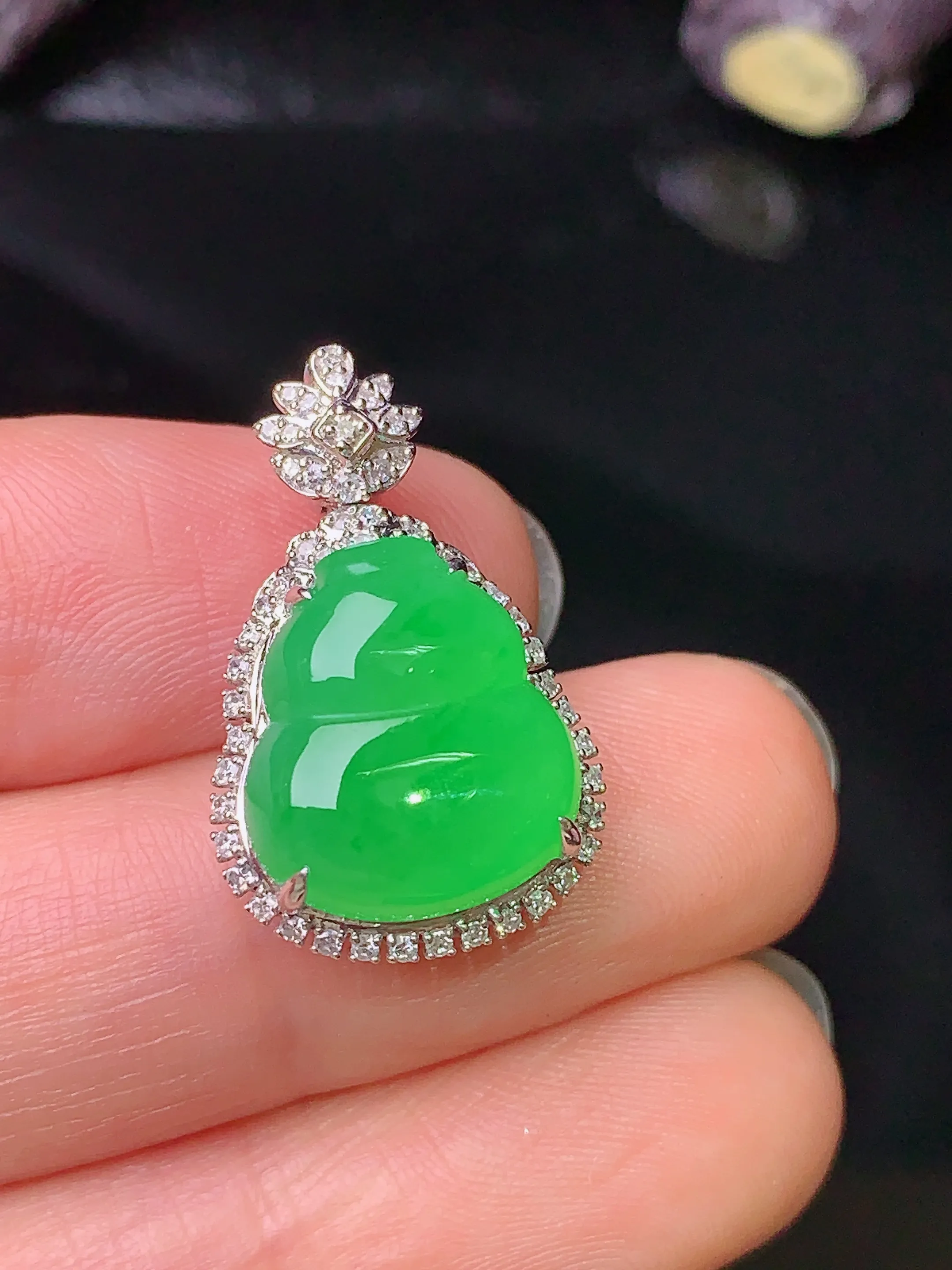 18k金钻镶嵌翠绿葫芦吊坠 玉质细腻 色泽清新艳丽 整体尺寸23*14.5*8.8
