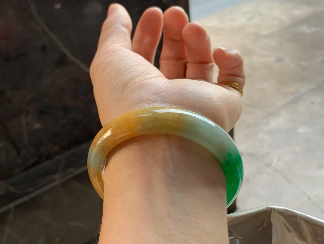 尺寸55.6/13.6/8.1，黄加绿手镯 
水润细腻